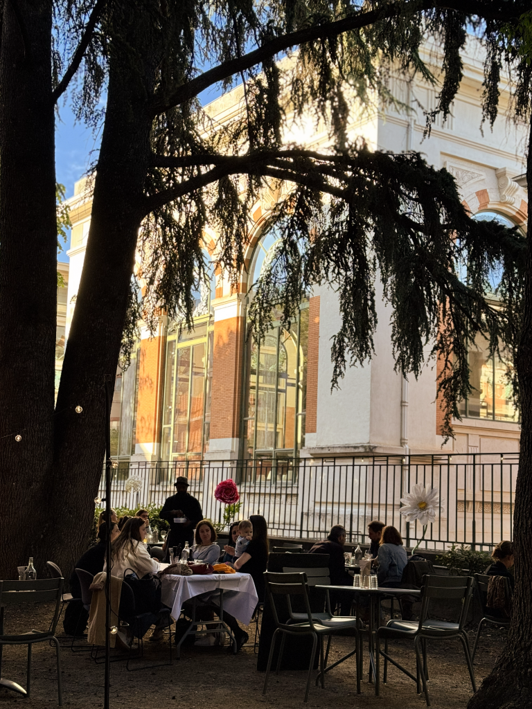 Cour de la Morada avec des personnes en train de manger